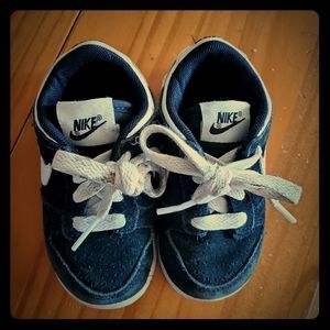 Some baby nike le's